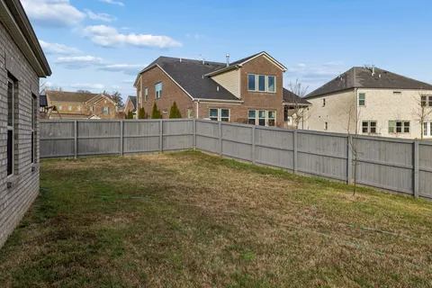 a view of a house with backyard and garden
