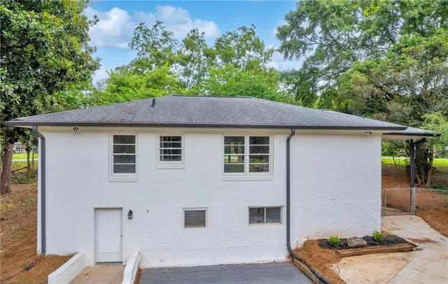 a view of a backyard