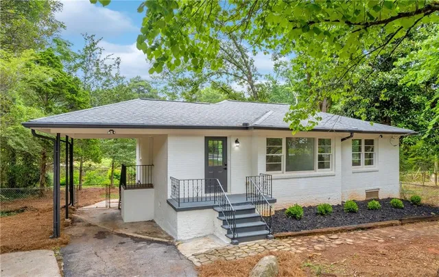 a view of a tree in the middle of a yard