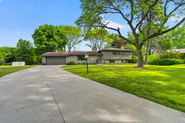 $669,000 | 250 West Suburban Court, Fox Point, WI 53217