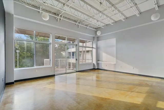 $1,975 | 2401 East 6th Street, Unit 62, Austin, TX 78702