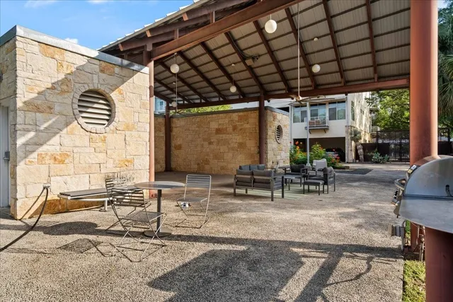 $1,975 | 2401 East 6th Street, Unit 62, Austin, TX 78702