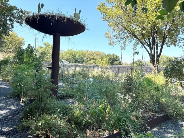 $1,975 | 2401 East 6th Street, Unit 62, Austin, TX 78702