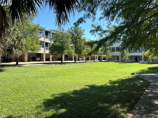 $1,975 | 2401 East 6th Street, Unit 62, Austin, TX 78702