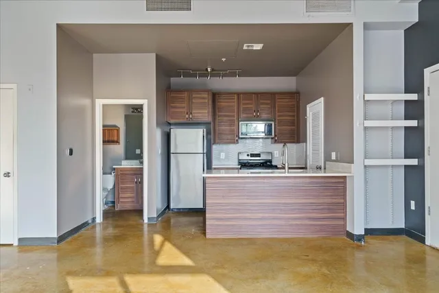 $1,975 | 2401 East 6th Street, Unit 62, Austin, TX 78702