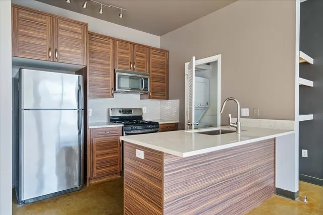 $1,975 | 2401 East 6th Street, Unit 62, Austin, TX 78702