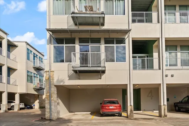 $1,975 | 2401 East 6th Street, Unit 62, Austin, TX 78702