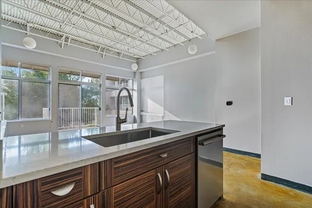 $1,975 | 2401 East 6th Street, Unit 62, Austin, TX 78702