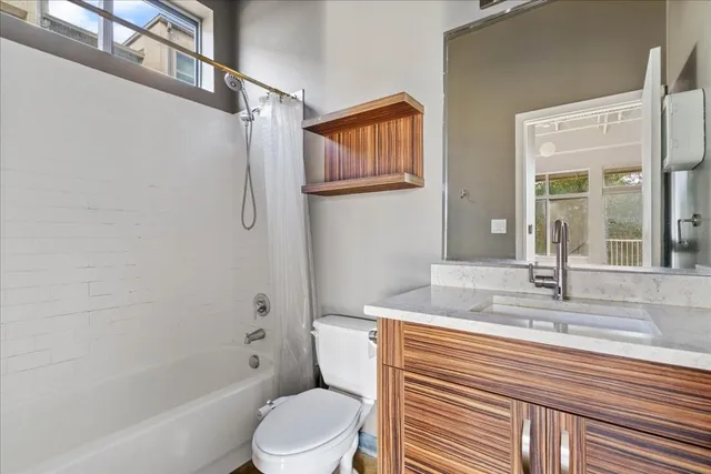 $1,975 | 2401 East 6th Street, Unit 62, Austin, TX 78702