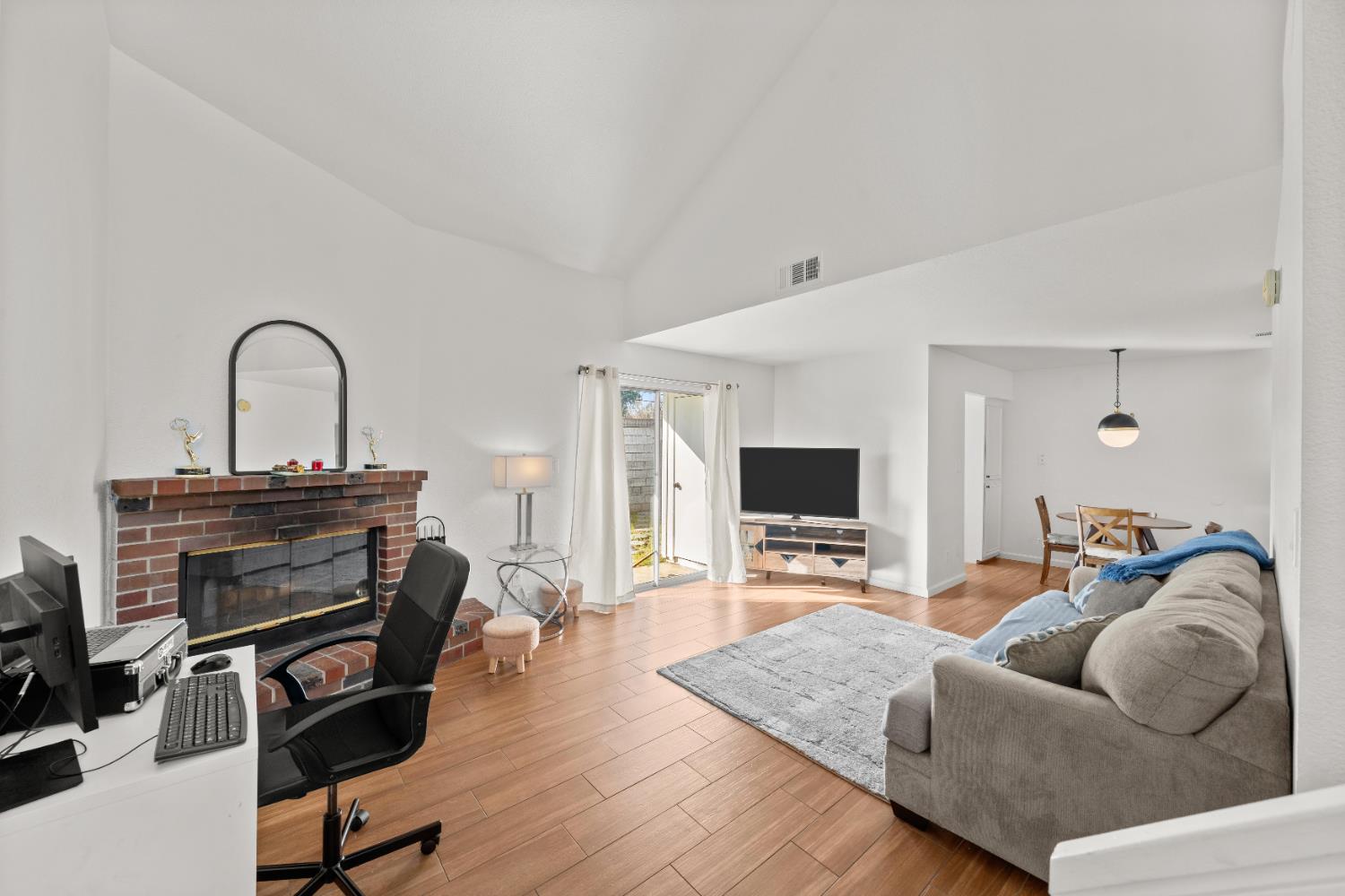 4752 67th Street Sacramento, CA 95820 - Photo 6 of 31