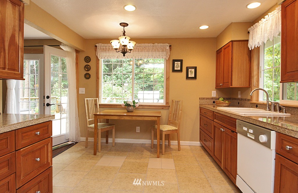 6255 Bayview Road Clinton, WA 98236 - Photo 6 of 25