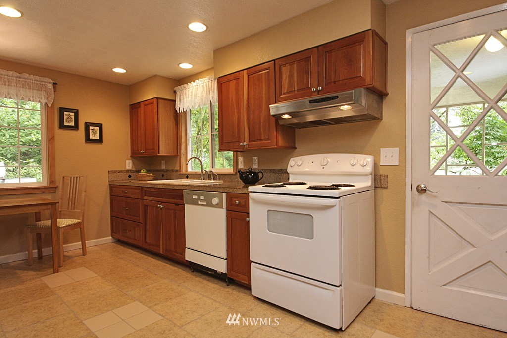 6255 Bayview Road Clinton, WA 98236 - Photo 7 of 25