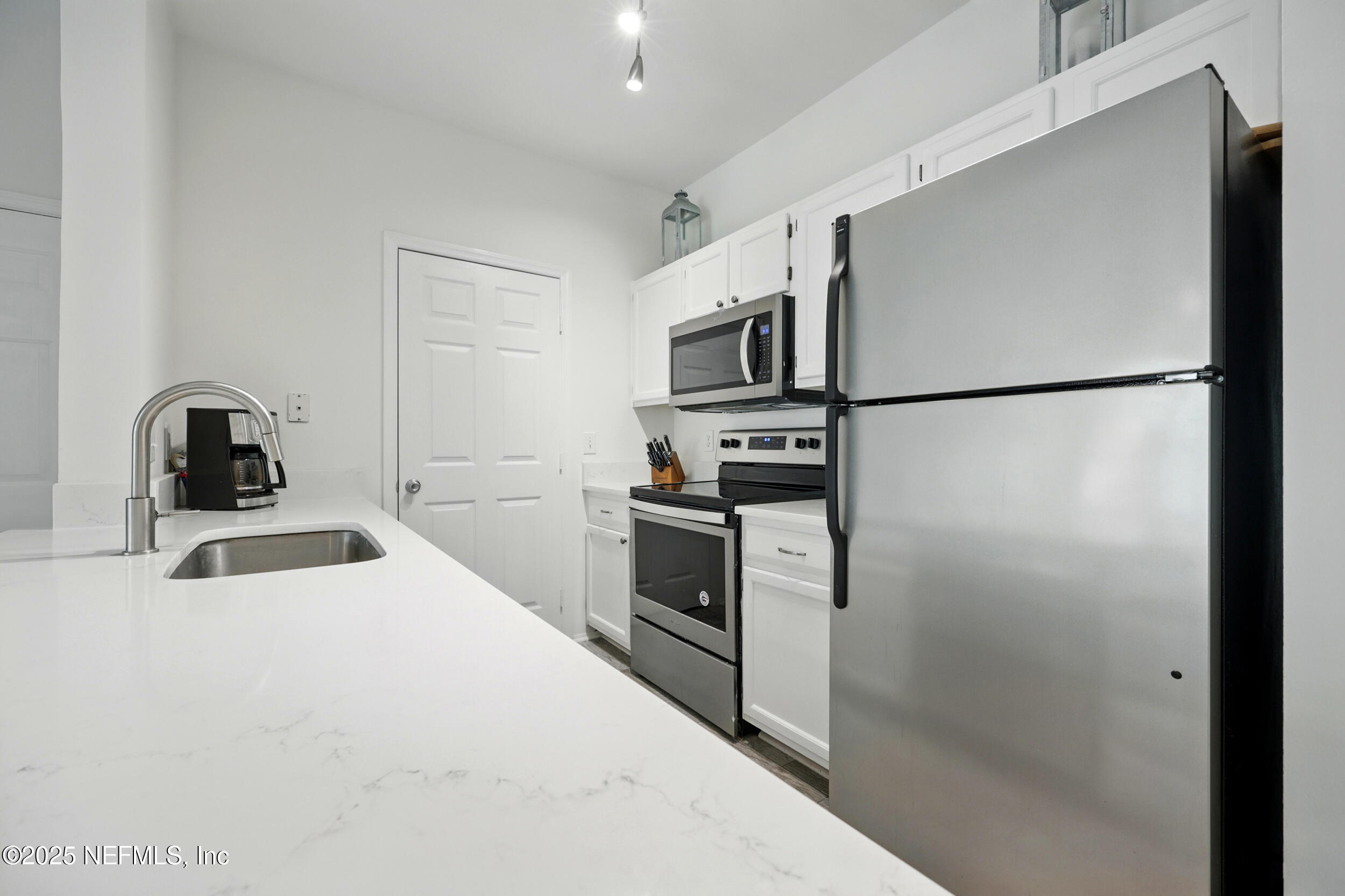 150 Veracruz Drive, Unit 537 Ponte Vedra Beach, FL 32082 - Photo 7 of 14 a kitchen with a refrigerator a stove and a sink