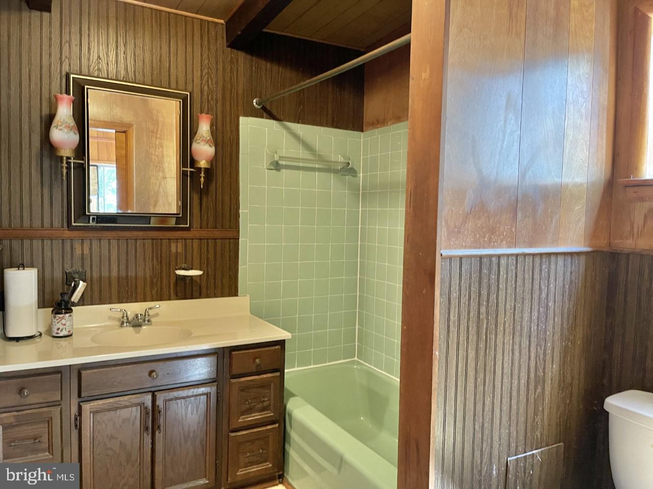 214 Bridle Path Road Front Royal, VA 22630 - Photo 8 of 15 Upper Level Full Bath