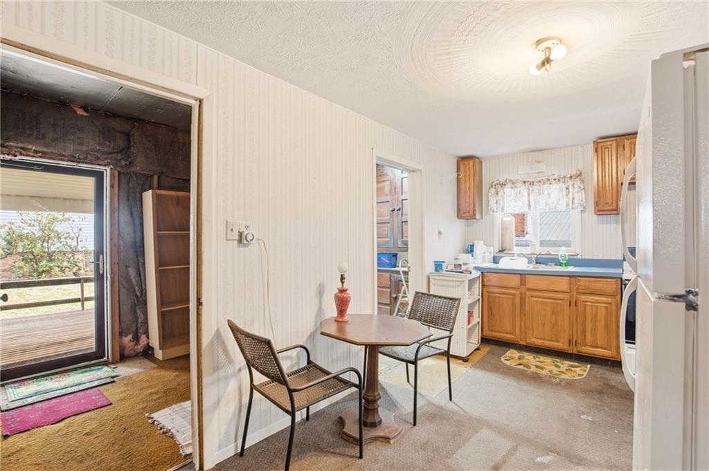 119 Union Street Salisbury, PA 15558 - Photo 13 of 33 a dining room with furniture and window