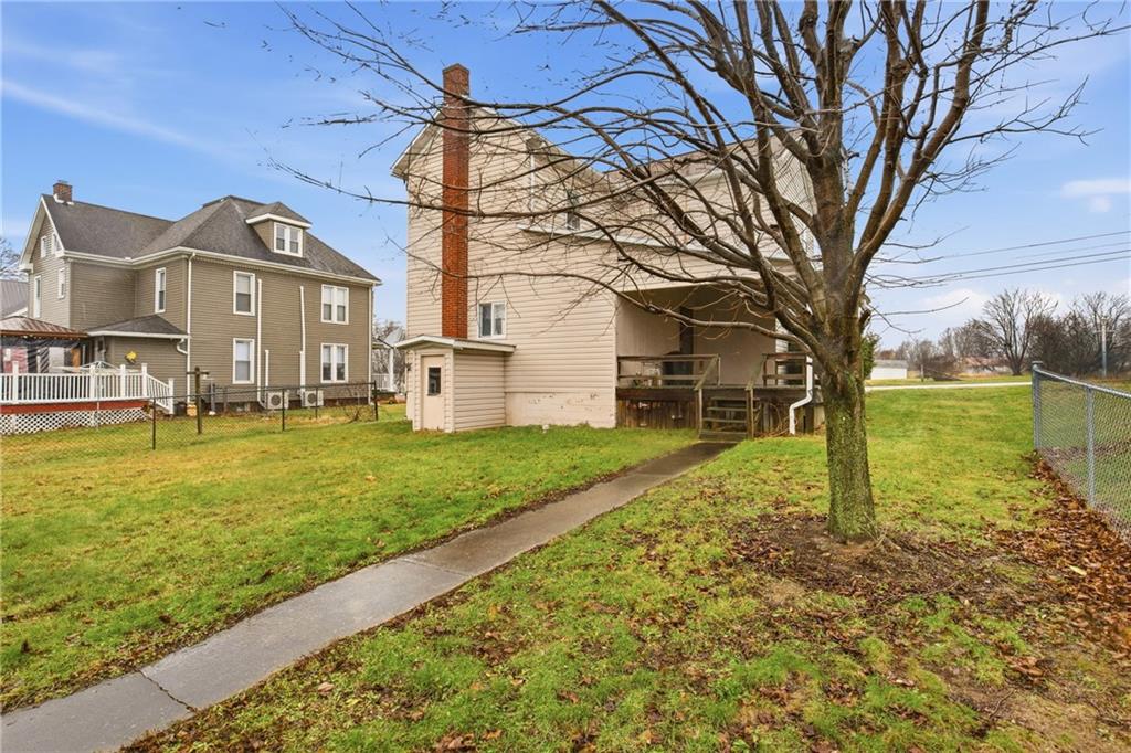 119 Union Street Salisbury, PA 15558 - Photo 29 of 33 a front view of a house with garden