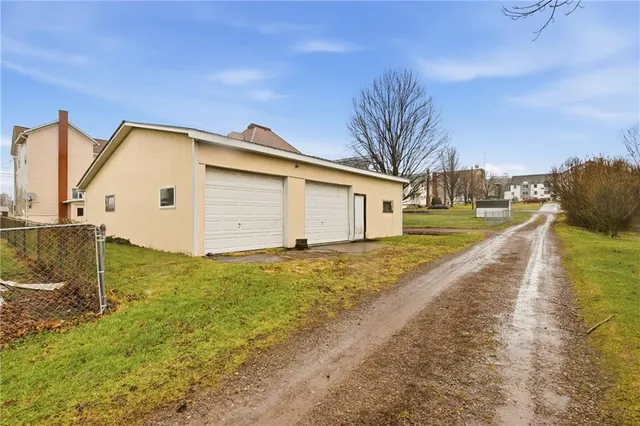 a view of a house with backyard and road