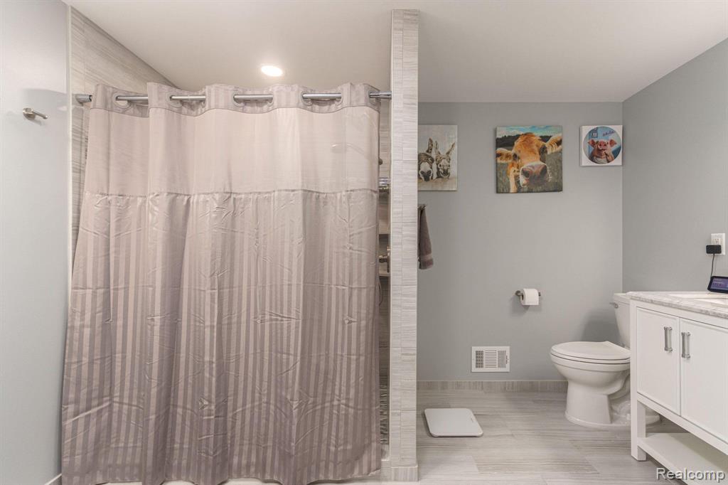 6930 Drake Road West Bloomfield, MI 48322 - Photo 41 of 57