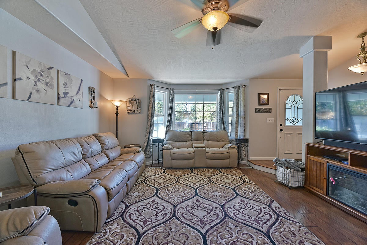 2812 Table Rock Road Medford, OR 97501 - Photo 8 of 24 7