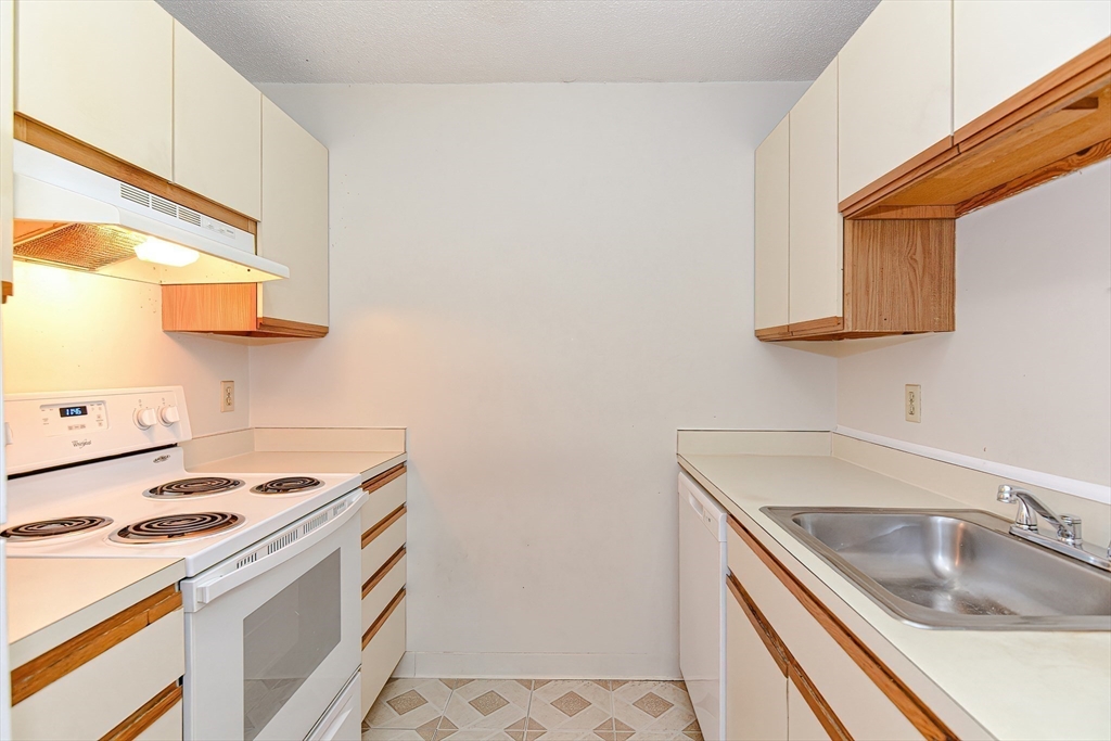 1811 Franklin Crossing Road, Unit 1811 Franklin, MA 02038 - Photo 13 of 31 a kitchen that has a sink and a stove