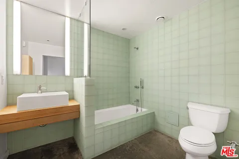 $1,200,000 | 615 Hampton Drive, Unit B104, Venice, CA 90291