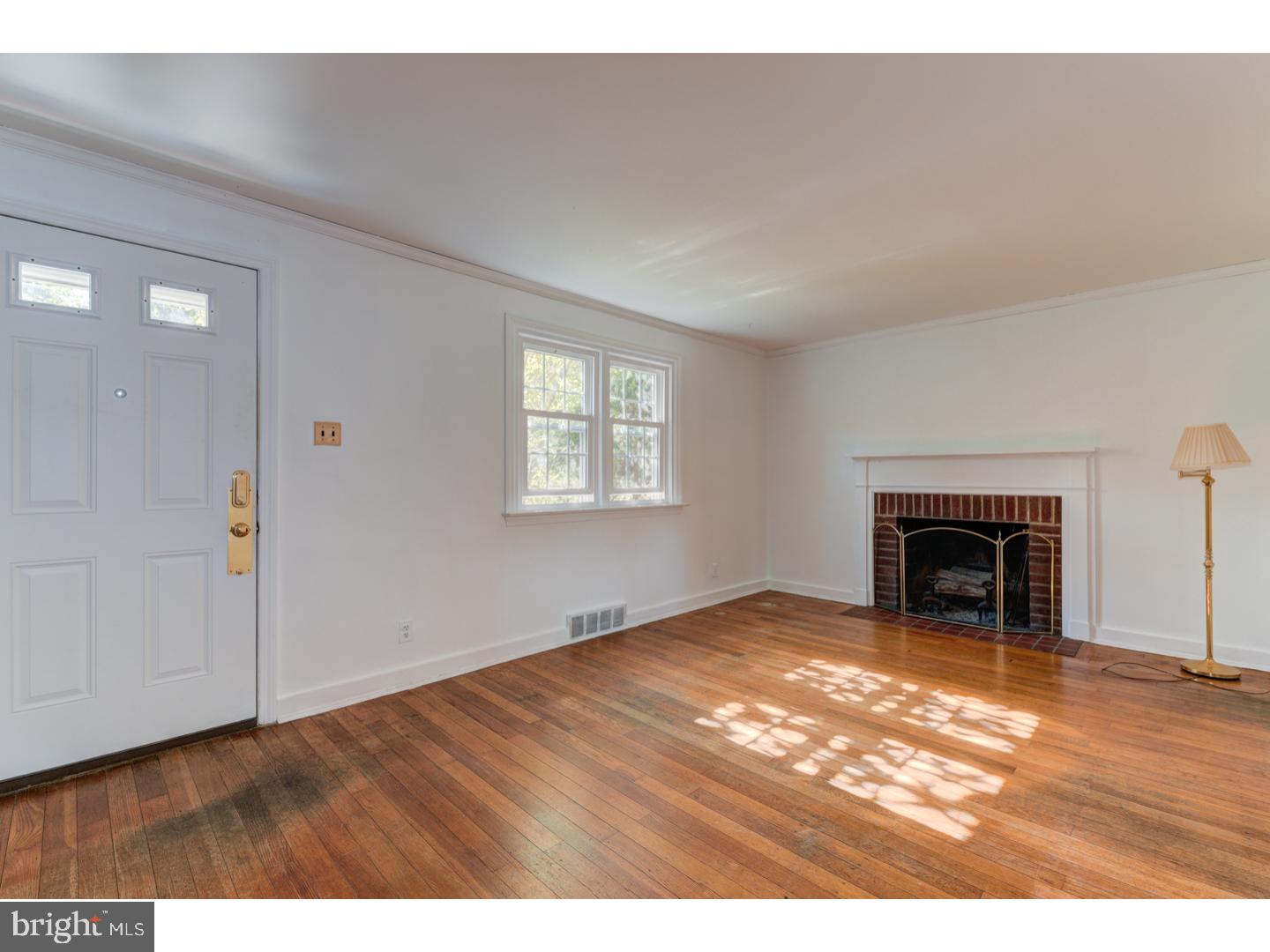 403 Willow Road Oreland, PA 19075 - Photo 9 of 25 Living Room