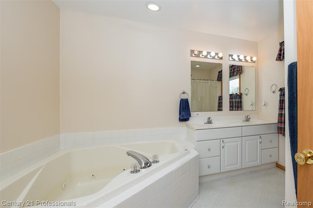 6591 Windiate Road Clarkston, MI 48346 - Photo 22 of 44