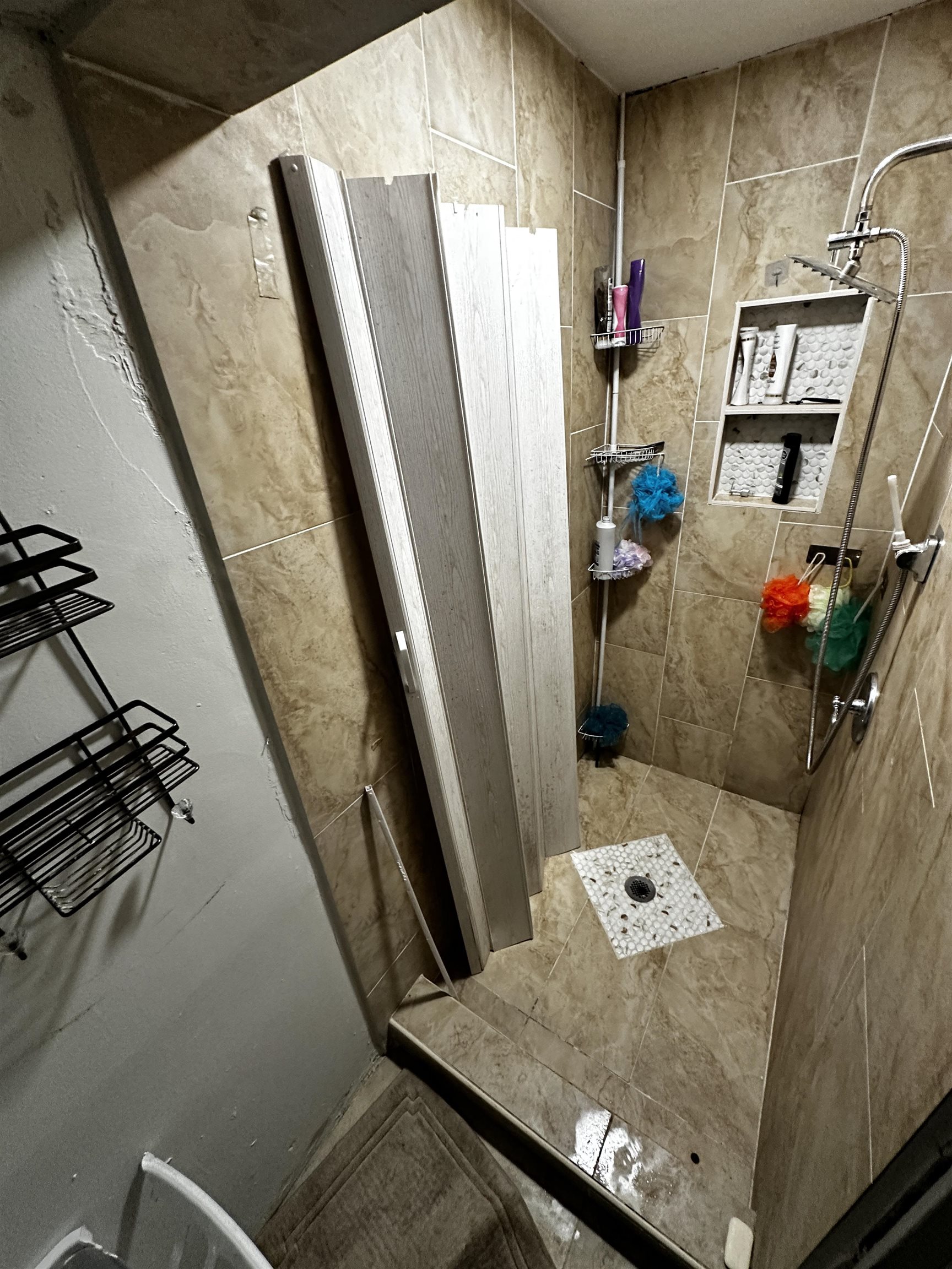 3530 Crow Road Memphis, TN 38108 - Photo 8 of 11 Bathroom featuring tiled shower
