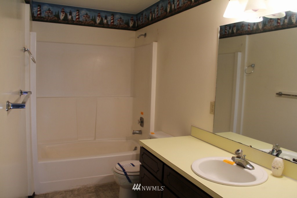 1667 Southwest Old Clifton Road Port Orchard, WA 98367 - Photo 5 of 13 Gallery Image 5