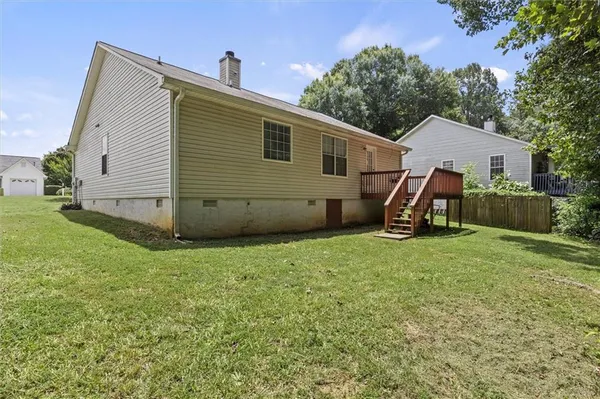 a view of a house with backyard