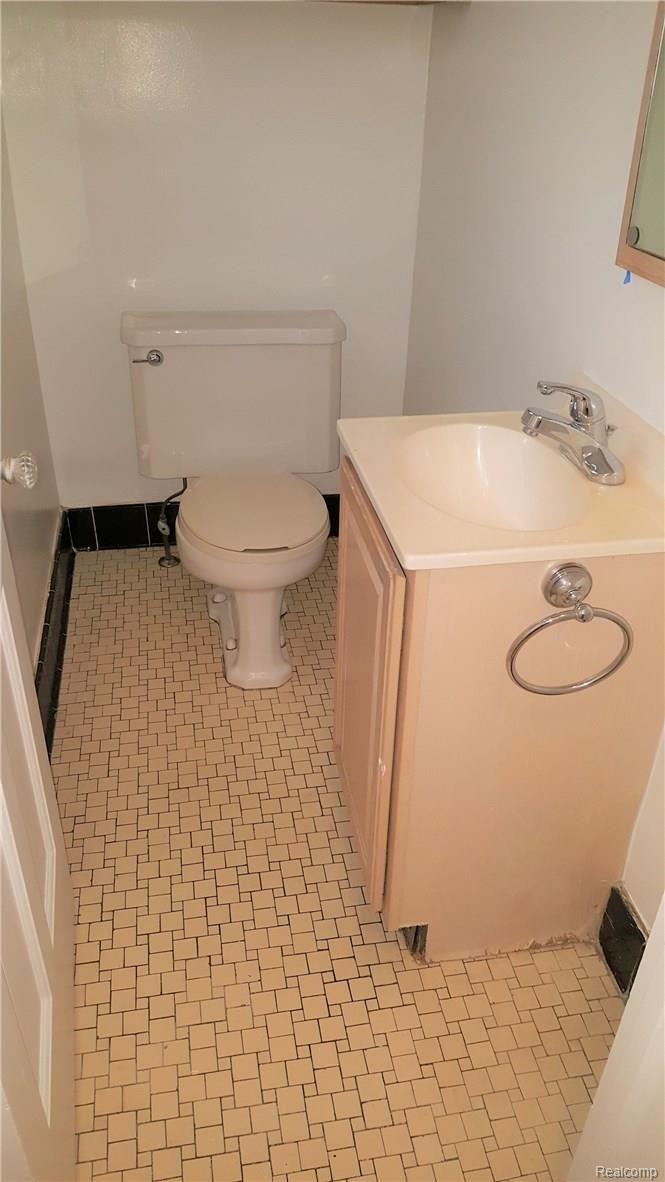 4320 Yorkshire Road Detroit, MI 48224 - Photo 10 of 18 4320 Yorkshire (17).jpg
