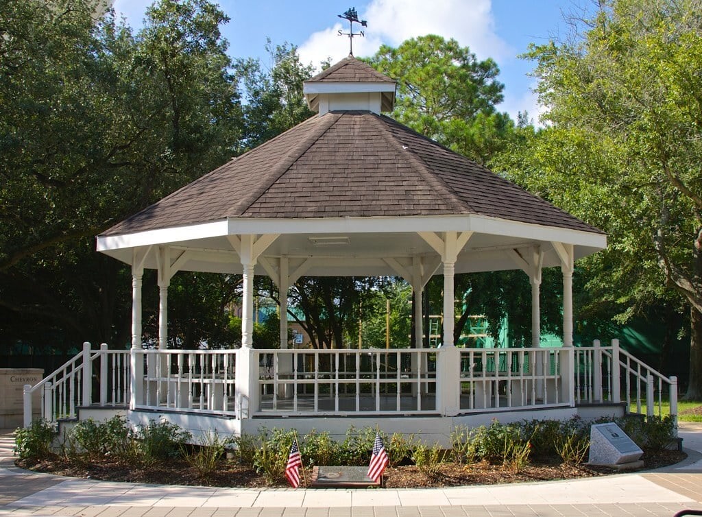 5213 Linden Street Bellaire, TX 77401 - Photo 14 of 18 a view of a house with porch and garden