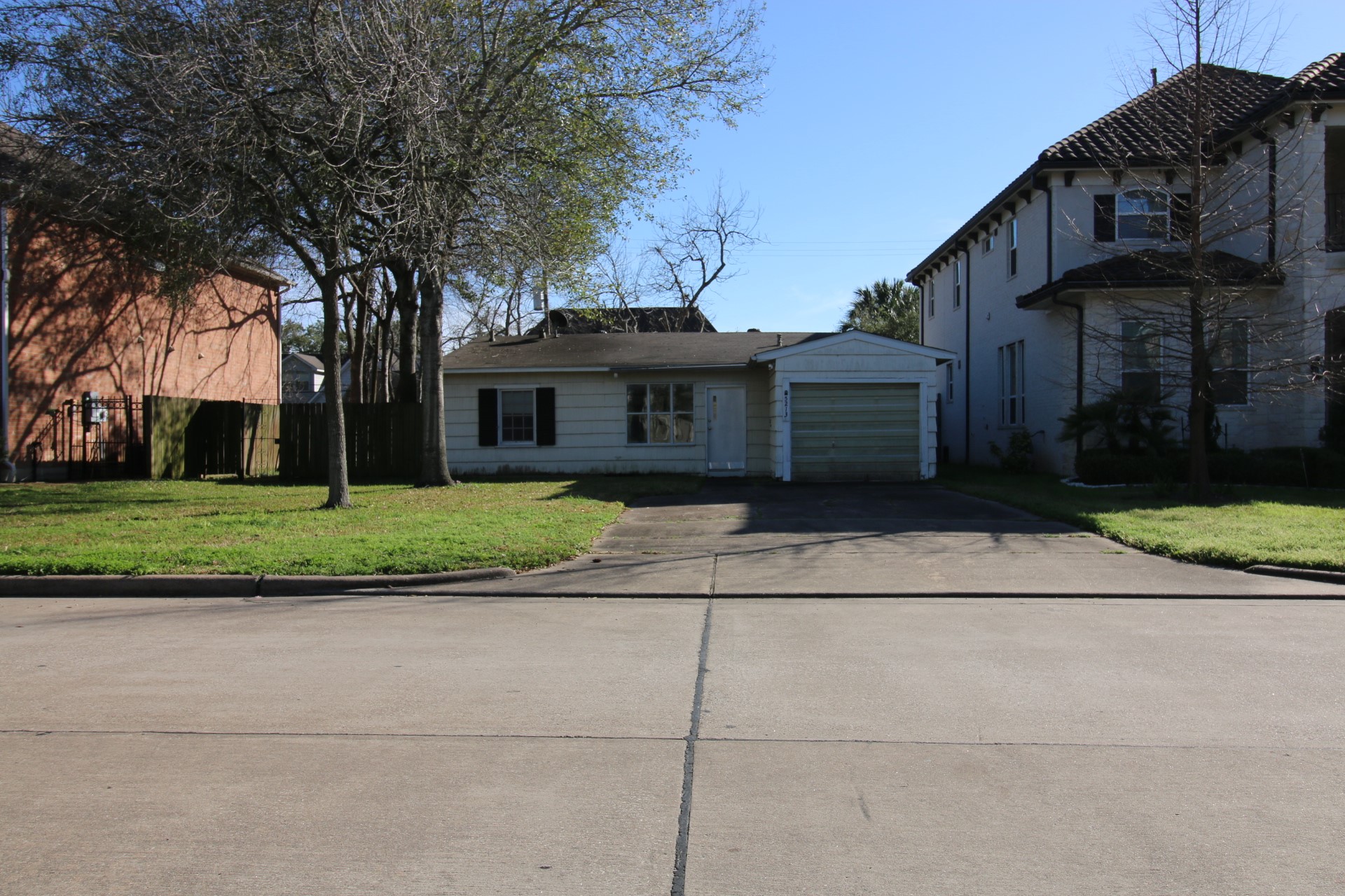 5213 Linden Street Bellaire, TX 77401 - Photo 4 of 18 a view of a house with a garden