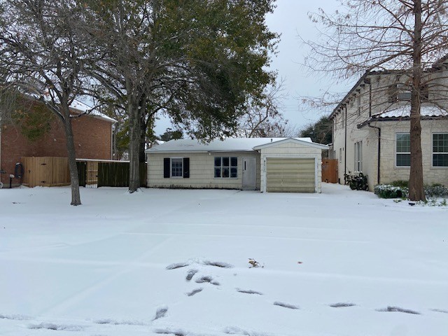 5213 Linden Street Bellaire, TX 77401 - Photo 5 of 18 front view of a house with a yard