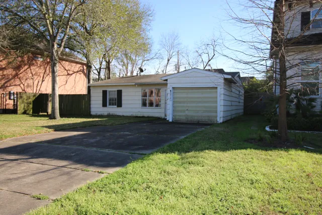 a view of a house with a backyard