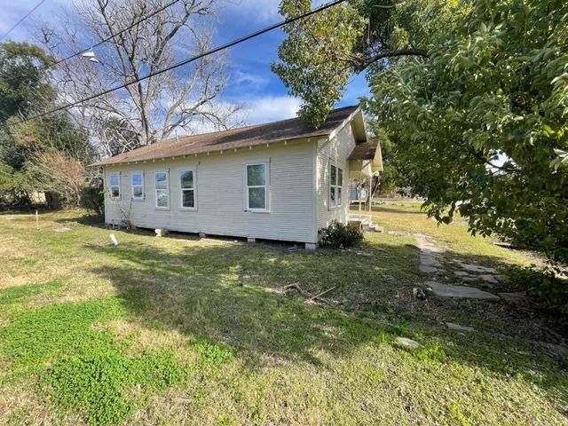 a view of a house with a yard