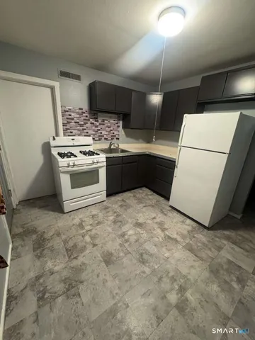 $1,300 | 33 Cannon Road, East Hartford, CT 06108