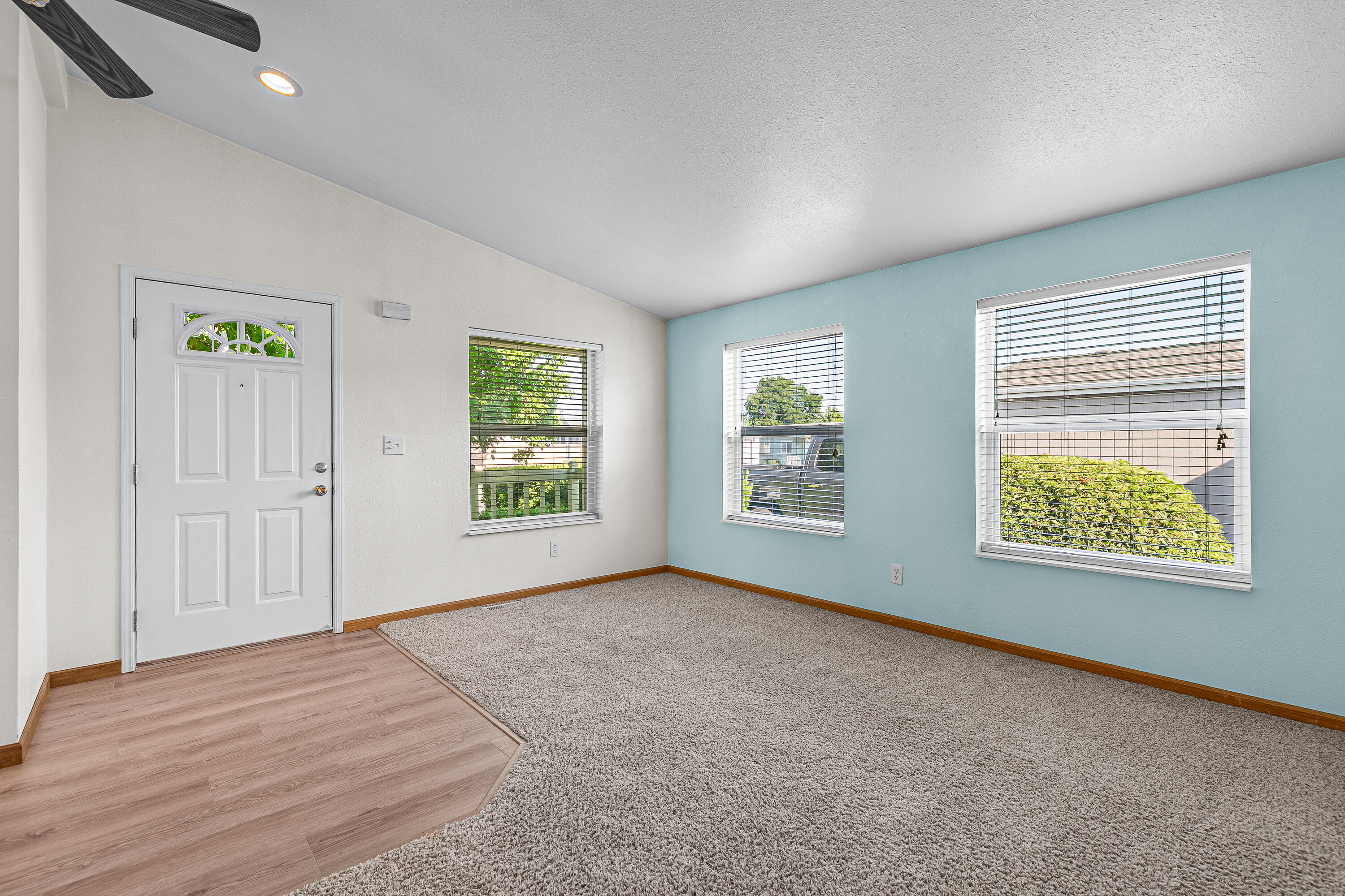 555 Freeman Road, Unit 251 Central Point, OR 97502 - Photo 3 of 30 Living Room
