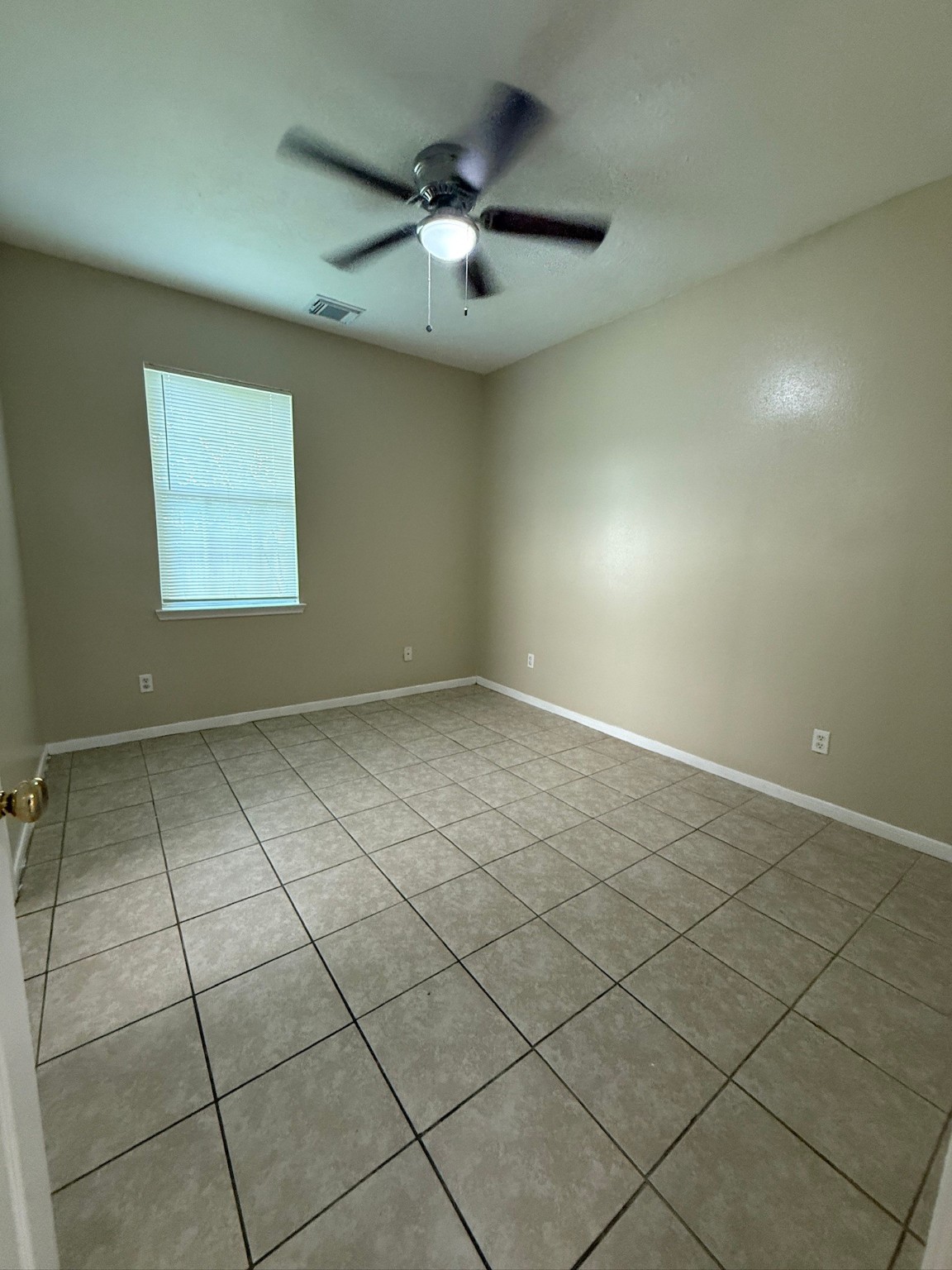 5907 Allison Road Houston, TX 77048 - Photo 4 of 11 an empty room with a ceiling fan and window
