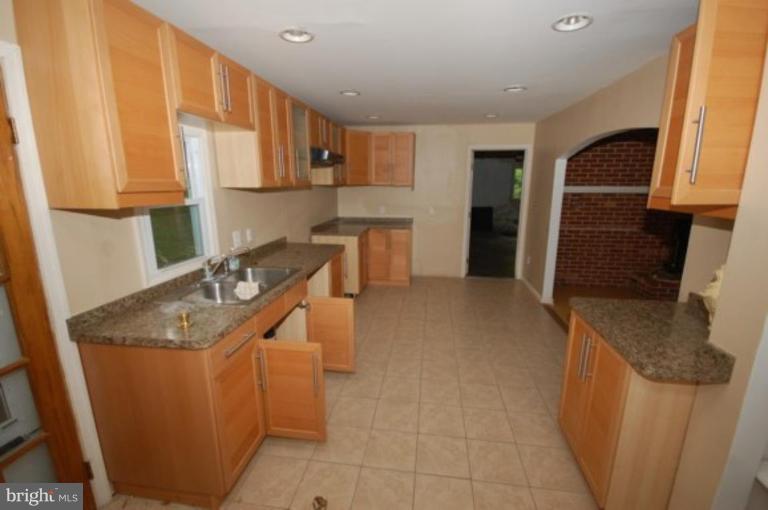 8075 Stillbrooke Road Manassas, VA 20112 - Photo 2 of 5 Kitchen