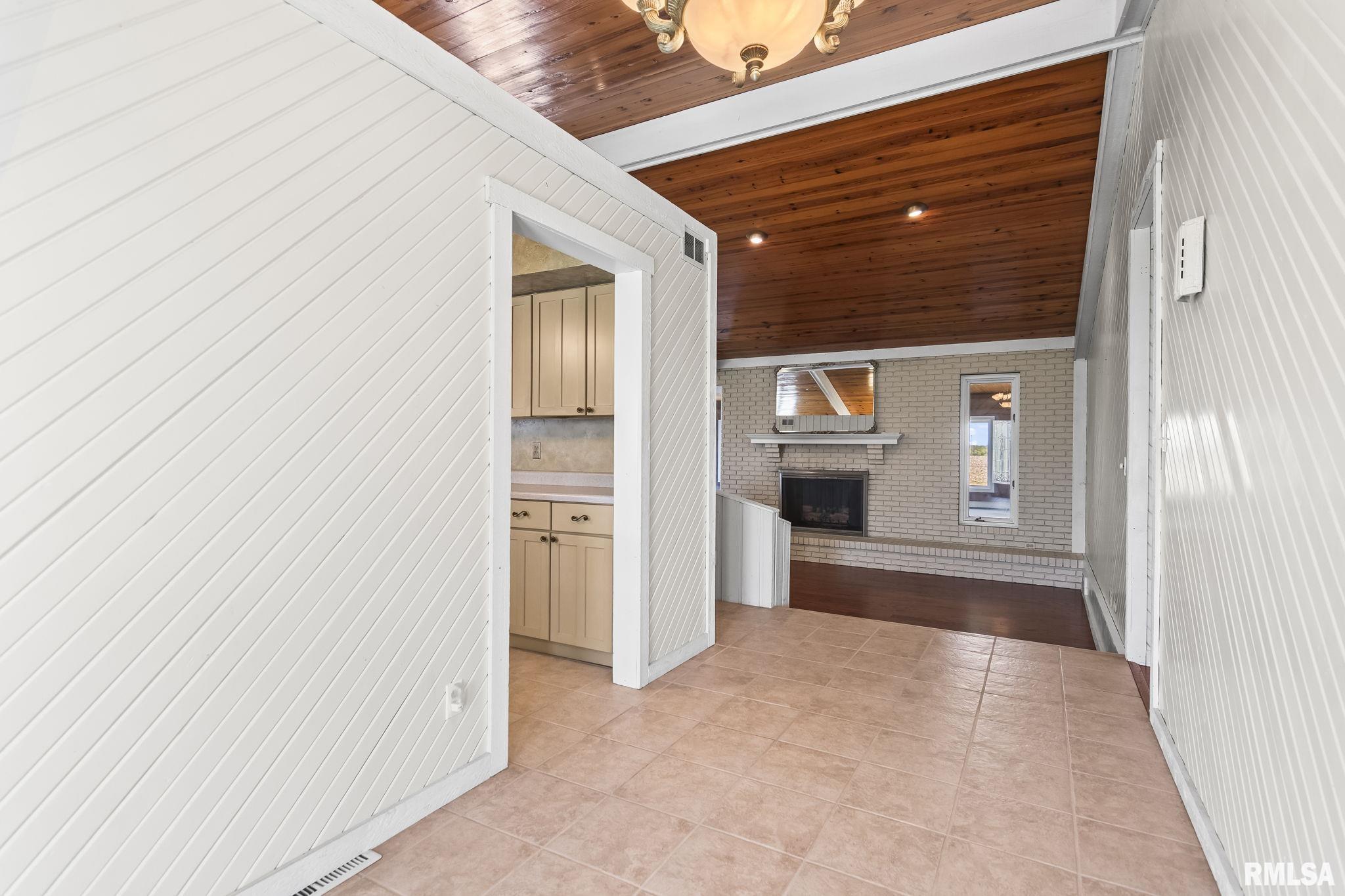 2784 Hilltop Road Springfield, IL 62712 - Photo 8 of 67