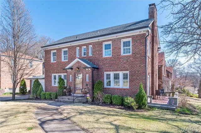 $2,800 | 440 North Hanley Road, University City, MO 63130