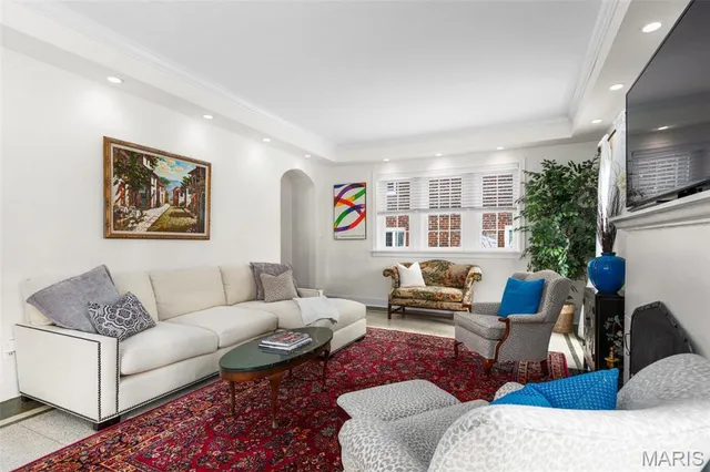 $2,800 | 440 North Hanley Road, University City, MO 63130