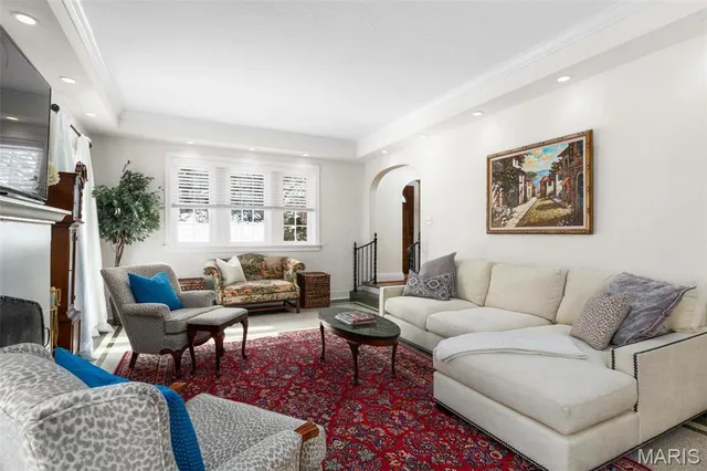 $2,800 | 440 North Hanley Road, University City, MO 63130