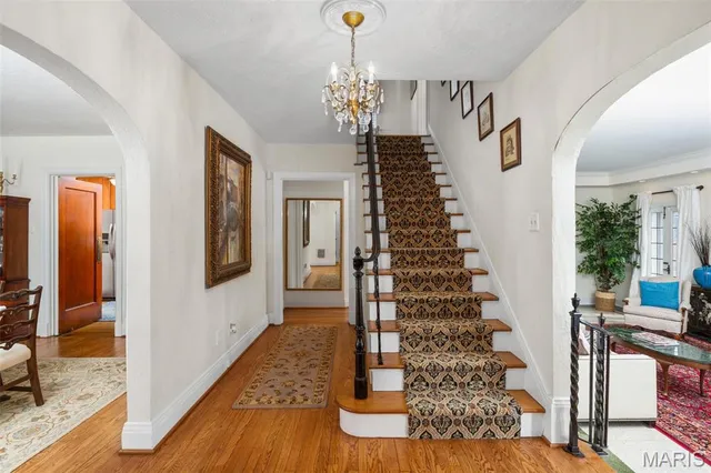 $2,800 | 440 North Hanley Road, University City, MO 63130