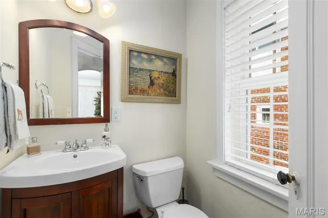 $2,800 | 440 North Hanley Road, University City, MO 63130