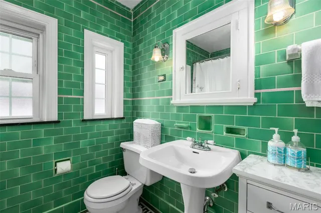 $2,800 | 440 North Hanley Road, University City, MO 63130