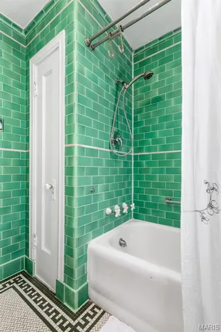 $2,800 | 440 North Hanley Road, University City, MO 63130