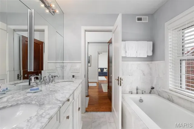 $2,800 | 440 North Hanley Road, University City, MO 63130