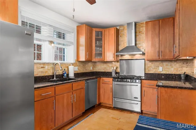 $2,800 | 440 North Hanley Road, University City, MO 63130